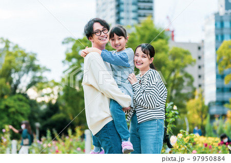 公園で仲良く遊ぶ家族 97950884