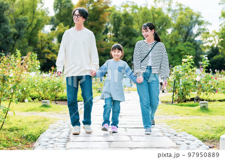 仲良く公園を散歩する家族 97950889