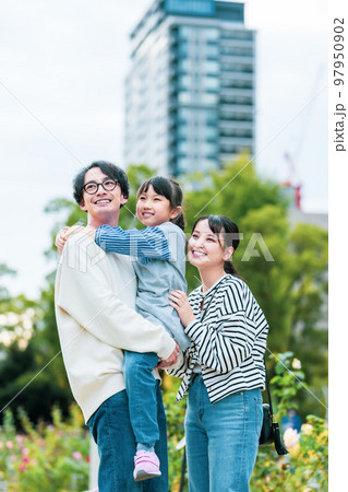 仲良く公園で遊ぶ家族 仲良く公園で遊ぶ家族 97950902