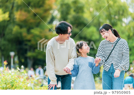 仲良く公園を散歩する家族 仲良く公園を散歩する家族 97950905