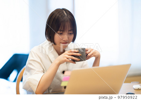 ノートPCを見ながら休憩する女性 ノートPCを見ながら休憩する女性 97950922