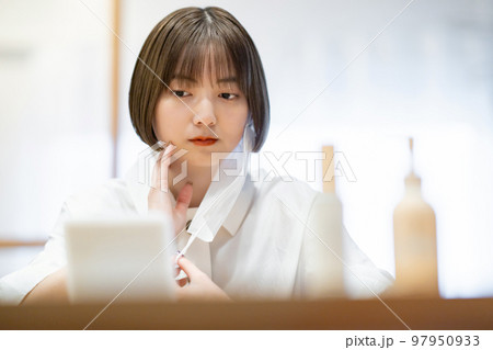 マスクかぶれに悩む女性  97950933