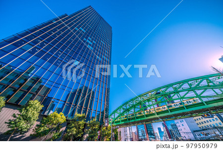 日本の東京都市景観 昌平橋交差点の上に架かる総武本線松住町架道橋を走る総武線などを望む 日本の東京都市景観 昌平橋交差点の上に架かる総武本線松住町架道橋を走る総武線などを望む 97950979