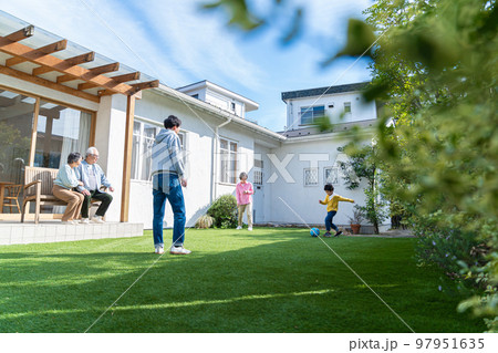 庭で遊ぶ三世代家族 庭で遊ぶ三世代家族 97951635