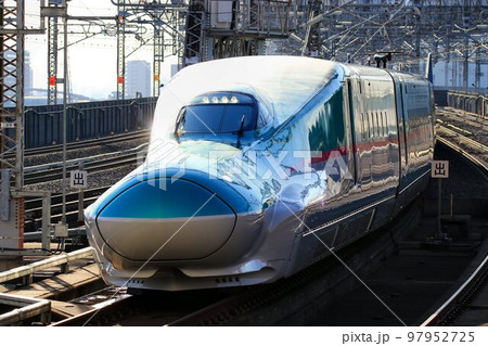 陸奥へ向かう助走区間を快走する東北新幹線・E5系 大宮駅にて 97952725