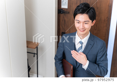 訪問販売する若い営業マン(ビジネスマン・セールスマン) 訪問販売する若い営業マン(ビジネスマン・セールスマン) 97952975