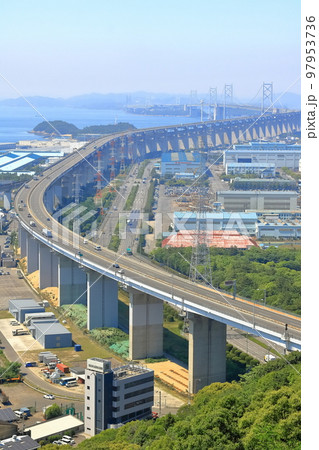 【香川県】聖通寺山展望台から見た瀬戸大橋と番の州工業地帯 97953736