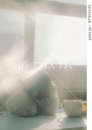 カフェで仮眠をする若い女子大生の写真 97954185