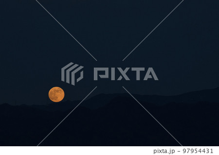 北杜市白州町、月齢14.2の赤い満月が火星（月の右上）と昇って来た 97954431