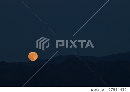 北杜市白州町、月齢14.2の赤い満月が火星（月の右上）と昇って来た 97954432