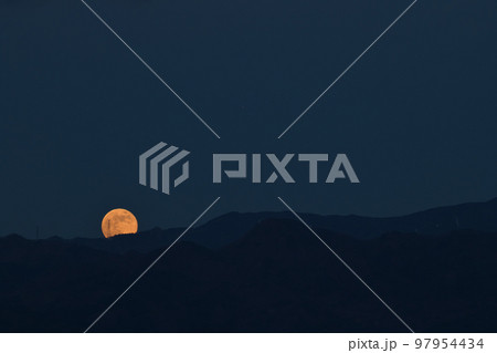 北杜市白州町、月齢14.2の赤い満月が火星（月の右上）と昇って来た 97954434