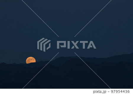 北杜市白州町、月齢14.2の赤い満月が火星(月の右上)と昇って来た 北杜市白州町、月齢14.2の赤い満月が火星(月の右上)と昇って来た 97954436