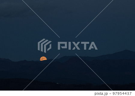 北杜市白州町、月齢14.2の赤い満月が火星（月の右上）と昇って来た 97954437