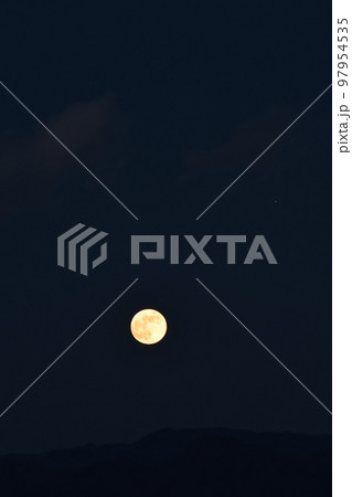 北杜市白州町、月齢14.2の赤い満月が火星（月の右上）と昇って来た 97954535