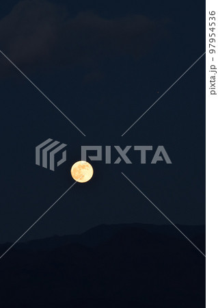 北杜市白州町、月齢14.2の赤い満月が火星(月の右上)と昇って来た 北杜市白州町、月齢14.2の赤い満月が火星(月の右上)と昇って来た 97954536