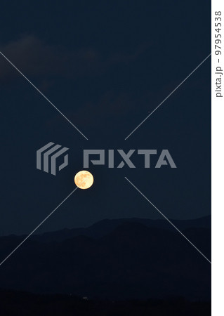 北杜市白州町、月齢14.2の赤い満月が火星(月の右上)と昇って来た 北杜市白州町、月齢14.2の赤い満月が火星(月の右上)と昇って来た 97954538