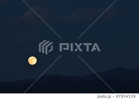 北杜市白州町、月齢14.2の赤い満月が火星(月の右上)と昇って来た 北杜市白州町、月齢14.2の赤い満月が火星(月の右上)と昇って来た 97954539
