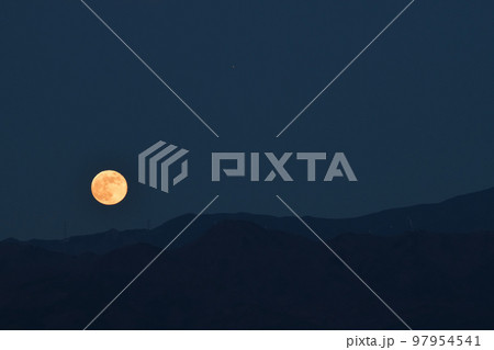 北杜市白州町、月齢14.2の赤い満月が火星（月の右上）と昇って来た 97954541