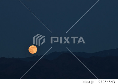 北杜市白州町、月齢14.2の赤い満月が火星（月の右上）と昇って来た 97954543