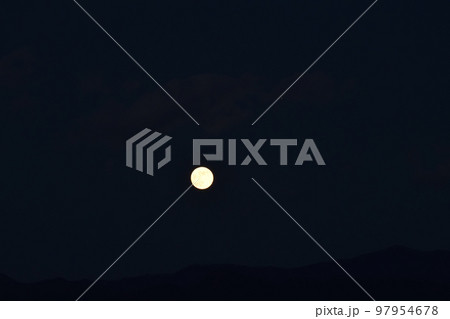 北杜市白州町、月齢14.2の赤い満月が火星（月の右上）と昇って来た 97954678