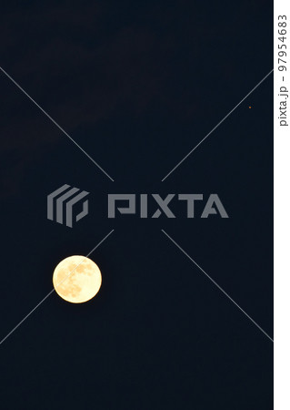 北杜市白州町、月齢14.2の赤い満月が火星（月の右上）と昇って来た 97954683