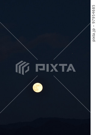 北杜市白州町、月齢14.2の赤い満月が火星（月の右上）と昇って来た 97954685