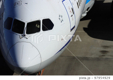 旅客機の機首　コクピット　操縦席 97954929