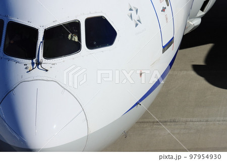 旅客機の機首　コクピット　操縦席 97954930
