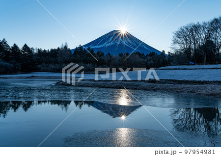 本栖湖リゾート龍神池のダブルダイヤモンド富士 97954981