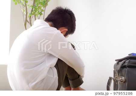辛そうな小学生の男の子 97955286