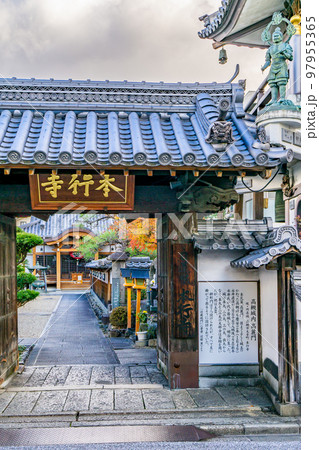 大阪府高槻市の本行寺の高槻城高麗門 大阪府高槻市の本行寺の高槻城高麗門 97955365