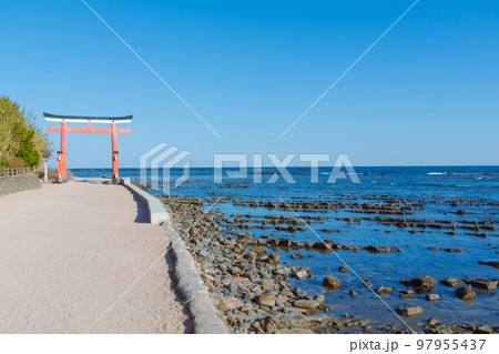 青島神社の入り口とあおぞら 青島神社の入り口とあおぞら 97955437