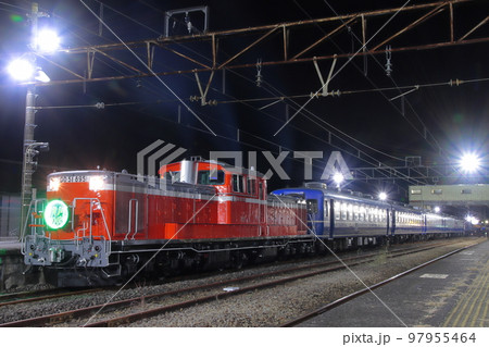 夜の横川駅に佇む「DLぐんまよこかわナイトパーク」号_2022/12/17撮影 97955464