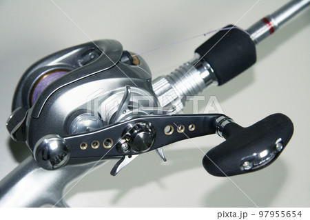 PEラインを巻いたベイトリールとロッドのライト・ソルトゲームタックルのシルバートーンのアップ画像。 97955654