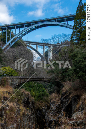 高千穂峡にかかる橋 97955779