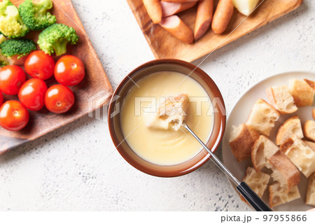 チーズフォンデュ　バケットをチーズにつける 97955866