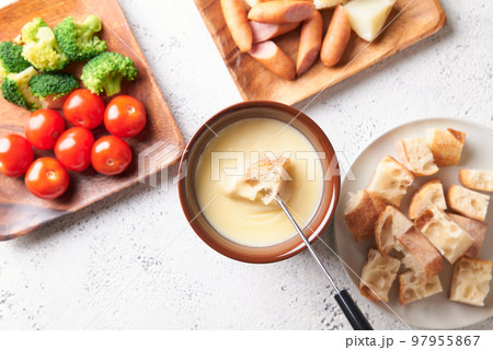 チーズフォンデュ　バケットをチーズにつける 97955867