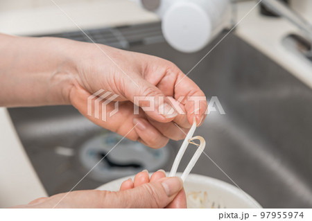【もやしの根を取る】 97955974