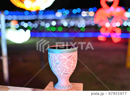 ビヤーガーデンを思わせるイルミネーションとタンブラーです。 97955977