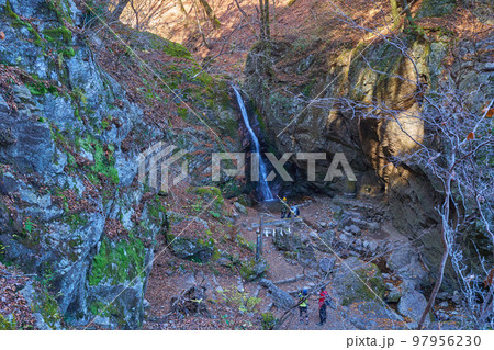 東京都青梅市の御岳山のエリアにある綾広の滝を俯瞰 97956230