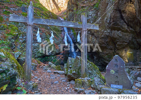 東京都青梅市の御岳山のエリアにある綾広の滝 東京都青梅市の御岳山のエリアにある綾広の滝 97956235