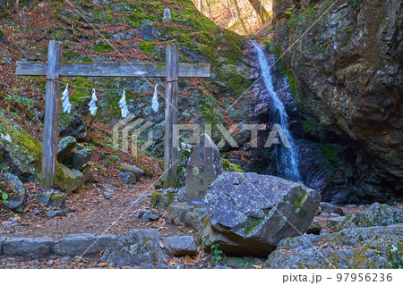 東京都青梅市の御岳山のエリアにある綾広の滝 東京都青梅市の御岳山のエリアにある綾広の滝 97956236
