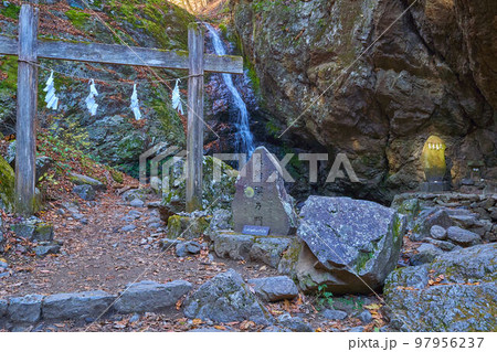 東京都青梅市の御岳山のエリアにある綾広の滝 97956237