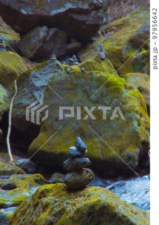積まれた石と河川 97956642