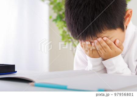 勉強が辛そうな男の子 97956801