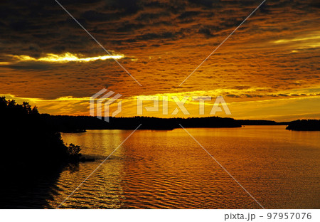夜明け前のバルト海のセピア色の空と海の海岸 夜明け前のバルト海のセピア色の空と海の海岸 97957076