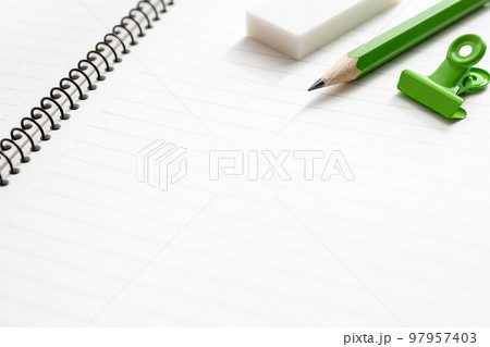 ノートと文房具 勉強のイメージ素材 ノートと文房具 勉強のイメージ素材 97957403