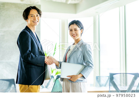 握手をする男女　撮影協力「＋SHIFT NOGIZAKA」 97958023