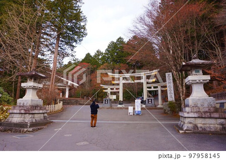 三峯神社 神社 秩父三社 三ツ鳥居 明神型鳥居 オオカミ 神犬 三峯神社 神社 秩父三社 三ツ鳥居 明神型鳥居 オオカミ 神犬 97958145