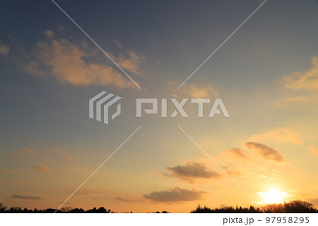 夕焼け空と夕焼け雲 97958295